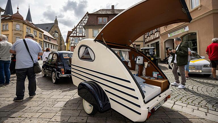 Der Fiat 500 von Jürgen Koß stammt aus dem Jahr 1971. Im Schlepptau hat einen voll funktionstauglichen Oldtimer-Wohnwagen.