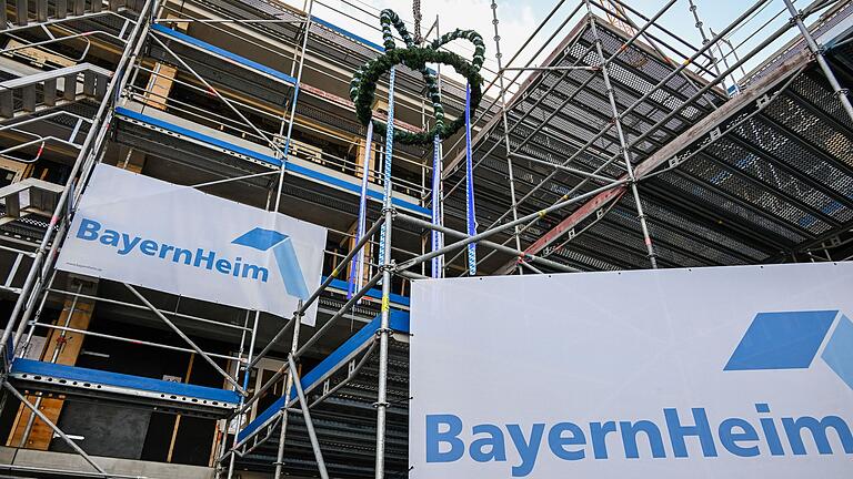 Die 2018 geschaffene staatliche BayernHeim will 'bezahlbare Wohnungen' schaffen. Am Hubland in Würzburg gab es jetzt das Richtfest für das erste Projekt in Unterfranken mit 87 Wohnungen.&nbsp;