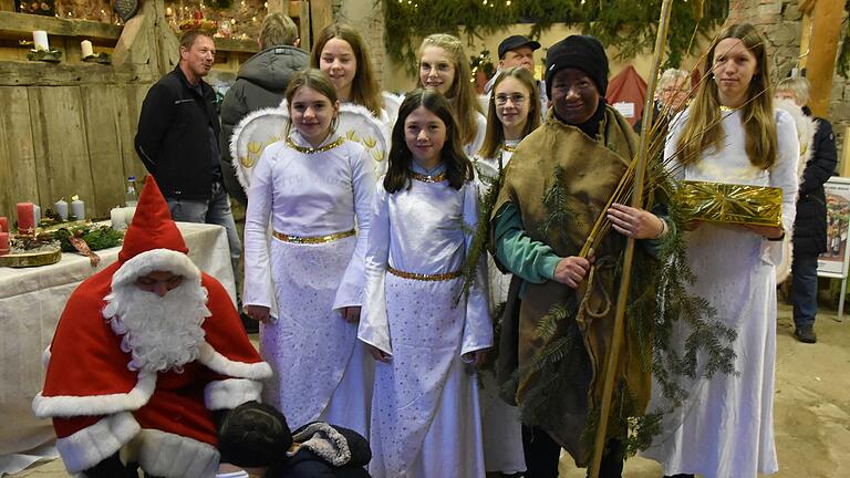 Nicht nur ein 'Hingucker' Knecht Ruprecht, der Nikolaus und die Engelchen beim 'Königlichen Adventszauber', sondern auch Spendensammler für die Kinder.