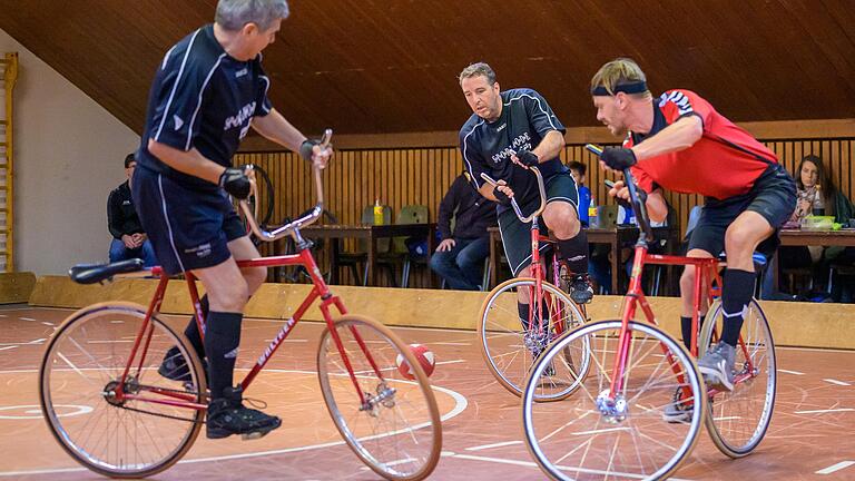 Zwei Oldies in der Bayernliga: Waldbüttelbrunns Radballer Henry Spiegel (links) Johannes Braun (Mitte) im Spiel gegen Ismaning.