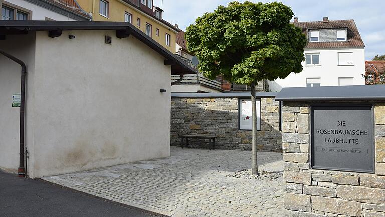Die Rosenbaumsche Laubhütte - Außenansicht. Die Rosenbaumsche Laubhütte - Außenansicht.