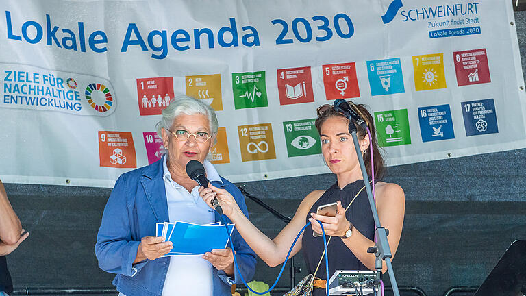 Die Gruppe 'Loale Agenda 2030' in Schweinfurt steht für eine faire Welt und Nachhaltiges Leben. Sie feiert 25. Geburtstag mit Informationen, Aktionen und Musik auf dem Georg-Wichtermann-Platz.