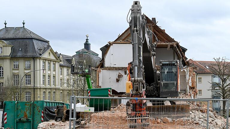 Abriss in Würzburg: In der Wittelsbacherstraße hat die WWG bereits mit den Bauarbeiten begonnen. Abriss in Würzburg: In der Wittelsbacherstraße hat die WWG bereits mit den Bauarbeiten begonnen.