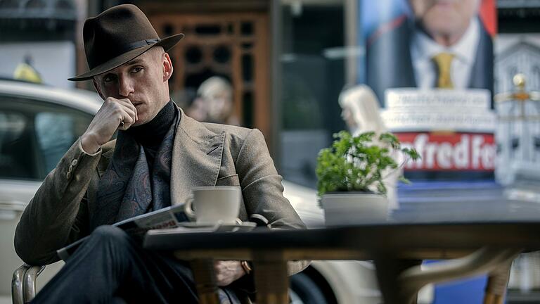 Eddie Redmayne spielt die Hauptrolle in der Serie 'The Day of the Jackal': den Profikiller Charles, der sich 'Schakal' nennt. Eddie Redmayne spielt die Hauptrolle in der Serie 'The Day of the Jackal': den Profikiller Charles, der sich 'Schakal' nennt.