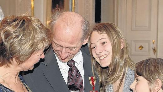 Verdienstorden am Bande: Die Familie von Joachim Galuska &ndash; seine Ehefrau Dorothea sowie die Kinder Devina und Raphael &ndash; begutachtet ihn an dessen Revers.