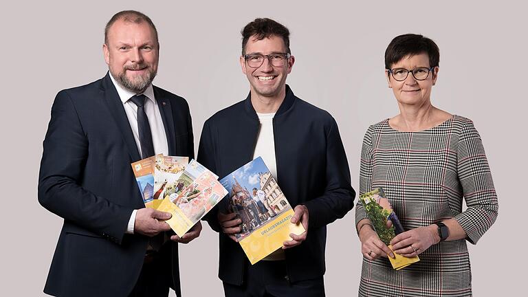 Stabübergabe: Landrat Thomas Eberth (Mitte) verabschiedete als Vorsitzender der Fränkisches Weinland Tourismus GmbH die scheidende Geschäftsführerin Susanne Müller und begrüßte Marco Maiberger als ihren Nachfolger, der seit 2005 die Tourist-Informationen Volkacher Mainschleife leitet.