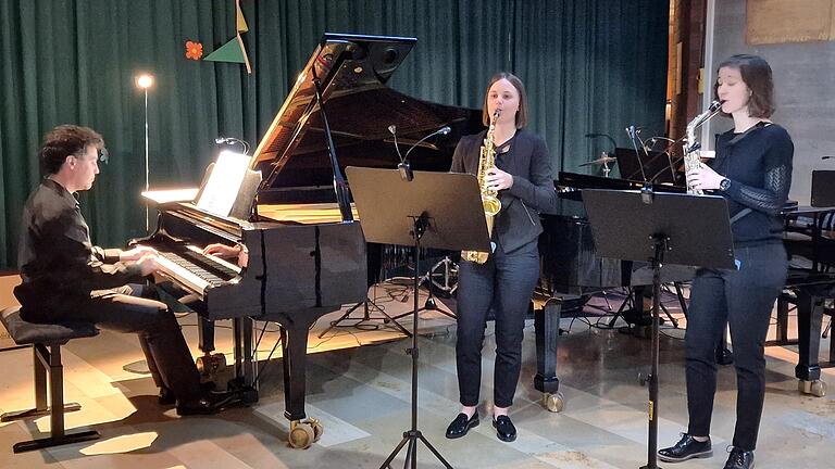 Die Musik sprühte nur so vor Spielfreude und Virtuosität, als Ann-Kathrin Grammel und Annalena Neu am Saxophon gemeinsam mit Daniel Delgado am Klavier die drei Stücke des amerikanischen Komponisten Schocker: „Easy Going – Moody – und Coffee nerves, Prestissimo“ spielten. Die Musik sprühte nur so vor Spielfreude und Virtuosität, als Ann-Kathrin Grammel und Annalena Neu am Saxophon gemeinsam mit Daniel Delgado am Klavier die drei Stücke des amerikanischen Komponisten Schocker: „Easy Going – Moody – und Coffee nerves, Prestissimo“ spielten.