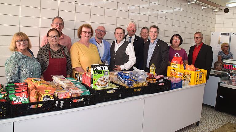 Die ehrenamtlichen Helferinnen und Helfer freuten sich zusammen mit den Ehrengästen über die neuen Tafel-Räume in Uffenheim.