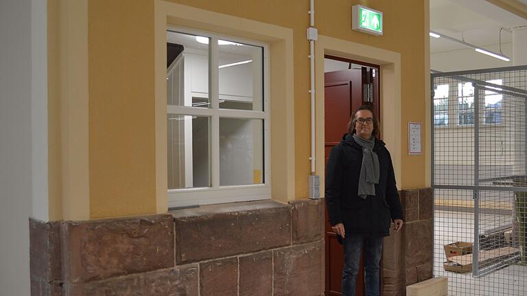 Das Wohngebäude auf dem Schlachthof-Areal musste aus Denkmalschutzgründen erhalten bleiben - und wurde kurzerhand ins Verteilzentrum integriert. Im Bild Zustellstützpunkt-Leiter Marcus Leitner. Das Wohngebäude auf dem Schlachthof-Areal musste aus Denkmalschutzgründen erhalten bleiben - und wurde kurzerhand ins Verteilzentrum integriert. Im Bild Zustellstützpunkt-Leiter Marcus Leitner.