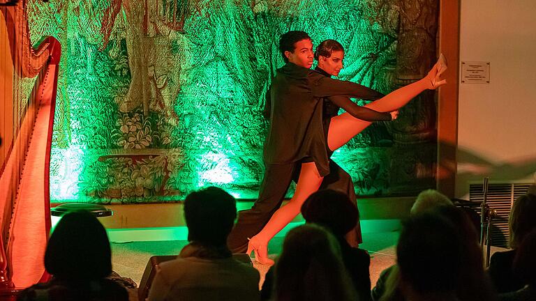 Nathalina Maldonado und ihr Tanzpartner verknüpften Harfe und Ballett. Nathalina Maldonado und ihr Tanzpartner verknüpften Harfe und Ballett.