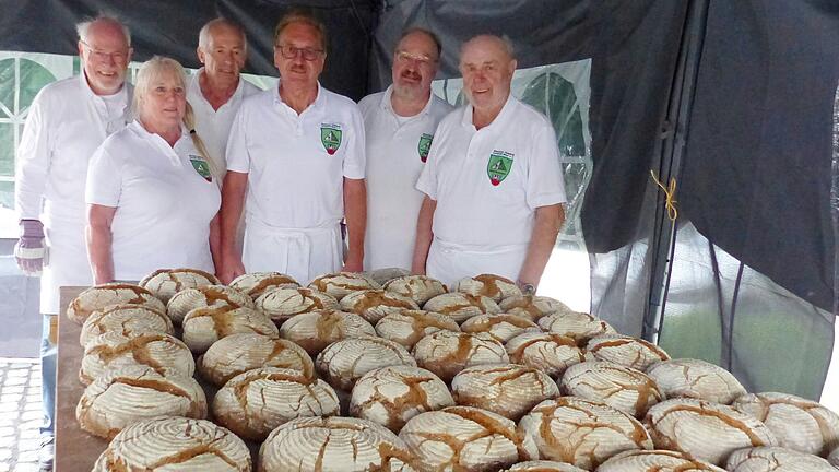 Die 1. Ladung Brotlaibe liegt duftend vor dem Backteam (von rechts:) Günter Hack, „Chef“ des Brotbackteams, Klaus Seubert, Albert Ziegler, Wolfgang Denner, Angelika Schneider und Dieter Hensel.