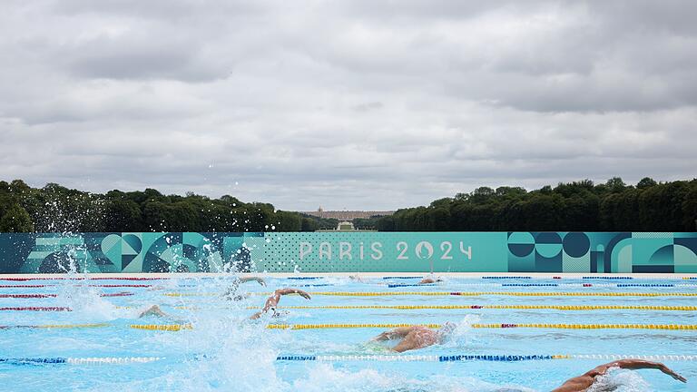 Paris 2024 - Moderner Fünfkampf - Die Fünfkämpfer schwammen auf der Anlage mit Schloss Versailles im Hintergrund. Paris 2024 - Moderner Fünfkampf - Die Fünfkämpfer schwammen auf der Anlage mit Schloss Versailles im Hintergrund.
