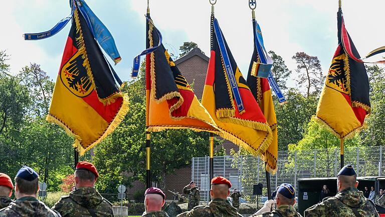 Fünf Fahnen – vier von den Bataillonen und eine fürs Regiment. Fünf Fahnen – vier von den Bataillonen und eine fürs Regiment.