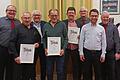 Der Männergesangverein 'Frohsinn' Birkenfeld ernannte am Jahrtag Josef Hünlein, Wolfgang Kriebs, Günther Endres, Dietmar Germer und Dieter Hörning zu Ehrenmitgliedern (alle Bildmitte). Es gratulieren Wolfgang Konrad (2. Vorstand MGV, ganz links), Johannes Rapps (Dirigent, Dritter von rechts), Siegfried Müller-Salomon (1. Vorstand MGV, Zweiter von rechts) und Achim Müller (Ehrenvorstand und Bürgermeister, rechts).