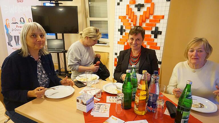 Zu einem respektvollen Austausche zwischen Ukrainerinnen und Deutschen kam es beim Abend „StarkeFrauen – Leben im Hier und Jetzt“, der im Rahmen der Schweinfurter Frauenwochen stattfand. Zu einem respektvollen Austausche zwischen Ukrainerinnen und Deutschen kam es beim Abend „StarkeFrauen – Leben im Hier und Jetzt“, der im Rahmen der Schweinfurter Frauenwochen stattfand.