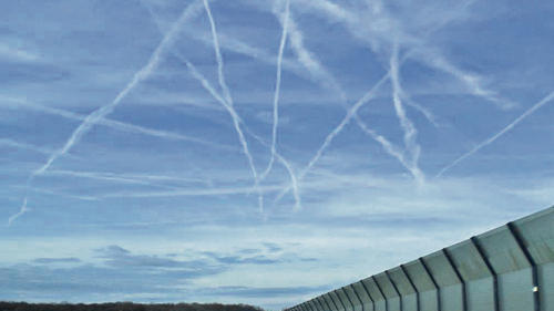 Am Himmel mehr los als auf der Autobahn       -  Beschaulichkeit herrschte auf der A 70 am Freitag vor, während der Fluglinienverkehr den blauen Himmel durchschneidet.