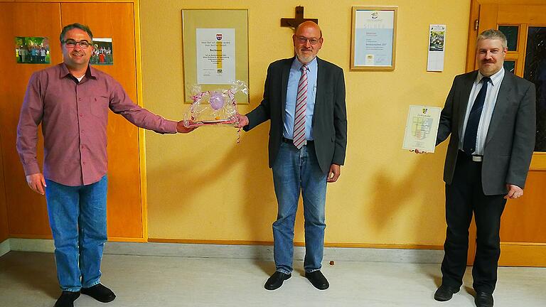 Der stellvertretende Bürgermeister Burkhard Bähr (links) und VG-Geschäftsstellenleiter Michael Heß (rechts) gratulierten Bürgermeister Georg Rath zu seinem Dienstjubiläum.