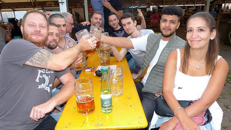 Guter Start für Lohrer Biergarten - Spessartfestwoche: Fröhliche Stimmung herrscht am Gerresheimer-Kollegentisch. Guter Start für Lohrer Biergarten - Spessartfestwoche: Fröhliche Stimmung herrscht am Gerresheimer-Kollegentisch.