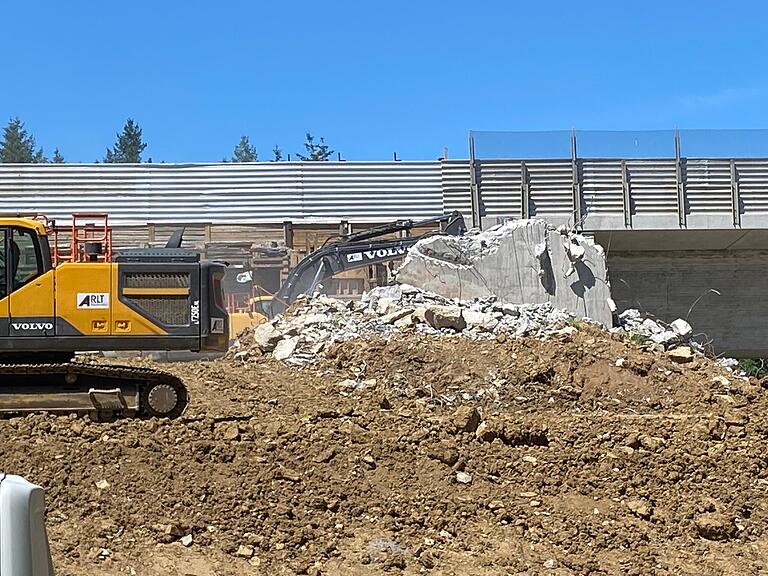 Derzeit wird am westlichen Teil der Werntalbrücke ein Widerlager abgerissen. Derzeit wird am westlichen Teil der Werntalbrücke ein Widerlager abgerissen.