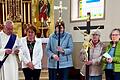 Das Seniorenteam mit Rita Teske, Gabi Scheller mit den Vortragekreuz,  Ingrid Grabe mit dem Prozessionskreuz und Irmtraud Winkler sowie Diakon Lorenz Kleinschnitz bei der Kreuzwegandacht in der Euerfelder Kirche St. Michael.