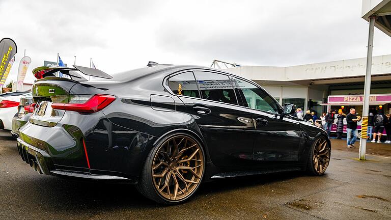 Das Autotuning Treffen bei Extreme Customs Germany in Gerolzhofen am Sonntag nutzte die Polizei, um großangelegte Verkehrskontrollen im Umfeld des Events durchzuführen. Der Veranstalter ist darüber verärgert und nennt die Aktion einen 'gezielten Angriff' auf die Szene und auch auf sein Geschäft. Das Autotuning Treffen bei Extreme Customs Germany in Gerolzhofen am Sonntag nutzte die Polizei, um großangelegte Verkehrskontrollen im Umfeld des Events durchzuführen. Der Veranstalter ist darüber verärgert und nennt die Aktion einen 'gezielten Angriff' auf die Szene und auch auf sein Geschäft.