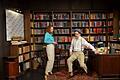 Anna Schindlbeck und Ingo Pfeiffer spielen in dem Stück 'Bildung für Rita' eine Friseurin und einen Professor.  Foto: Sebastian Worch       -  Anna Schindlbeck und Ingo Pfeiffer spielen in dem Stück 'Bildung für Rita' eine Friseurin und einen Professor.  Foto: Sebastian Worch