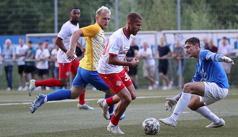 Vorarbeit zum 2:0: Kickers-Akteur Benyas Solomon Junge-Abidol lässt Hains Torhüter Sandro Kerber aussteigen, ehe er Torschütze Saliou Sané bedient. Vorarbeit zum 2:0: Kickers-Akteur Benyas Solomon Junge-Abidol lässt Hains Torhüter Sandro Kerber aussteigen, ehe er Torschütze Saliou Sané bedient.
