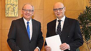 Regierungspräsident Dr. Eugen Ehmann (links) verabschiedete Abteilungsdirektor Christoph Eberlein aus dem aktiven Dienst (rechts).       -  Regierungspräsident Dr. Eugen Ehmann (links) verabschiedete Abteilungsdirektor Christoph Eberlein aus dem aktiven Dienst (rechts).