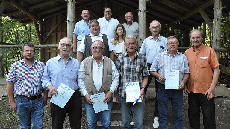 Der CSU-Ortsverband feierte sein 50-jähriges Bestehen. Im Bild, vorne von links: Ralf Gleichmann, Norbert Ott, Erich Handke, Ludwig Biener, Manfred Braterschofsky, Wolfgang Kunzmann. Zweite Reihe von links: Bürgermeister Hermann Niediek, Landtagskandidatin Juliane Demar, Bernd Schuler. Hinten von links: Landrat Thomas Habermann, Bürgermeister Alexander Bergmann, Altbürgermeister Wolfgang Borst.