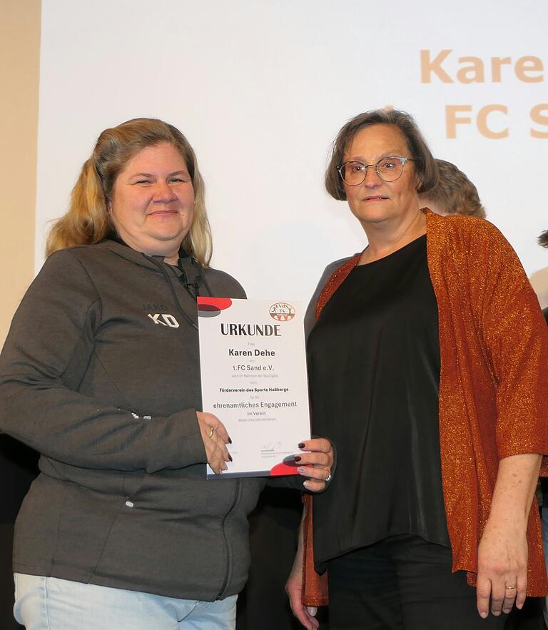 Für ihr besonderes ehrenamtliches Engagement beim FC Sand wurde Karen Dehe (links) von der stellvertretenden Vorsitzenden der Fördervereins des Sports Haßberge, Susanne Makowski, ausgezeichnet. Für ihr besonderes ehrenamtliches Engagement beim FC Sand wurde Karen Dehe (links) von der stellvertretenden Vorsitzenden der Fördervereins des Sports Haßberge, Susanne Makowski, ausgezeichnet.