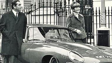 Standesgemäß: Ken Adam 1964 mit Gattin Letizia und E-Type.