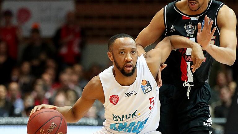 Basketball - easyCredit BBL - s.Oliver Wuerzburg - GIESSEN 46ers       -  Hat sich ins Würzburger Team gekämpft: Miles Jackson-Cartwright (vorne), hier bedrängt vom Gießener Mauricio Marin.