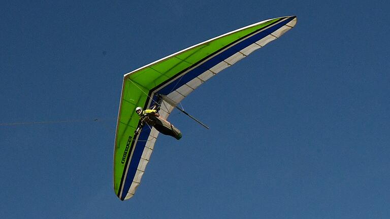 Ein kurzer Ruck und schon hebt sich der Drachenflieger in die Luft.