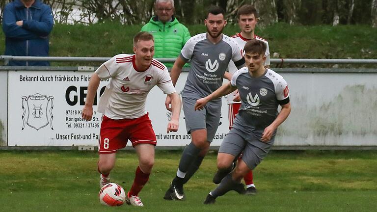 Alexander Hoos (links) von der (SG) SV Gelchsheim führt den Ball gegen Daniel Widmann von Dettelbach und Ortsteile. Gelchsheim hat sein Auswärtsspiel in der Fußball-Kreisliga Würzburg 1 am Samstag auf dem Euerfelder Sportgelände mit 5:3 gewonnen. Alle acht Tore fielen in der zweiten Halbzeit. Alexander Hoos erzielte das erste Tor für die Gäste aus Gelchsheim und Aub.