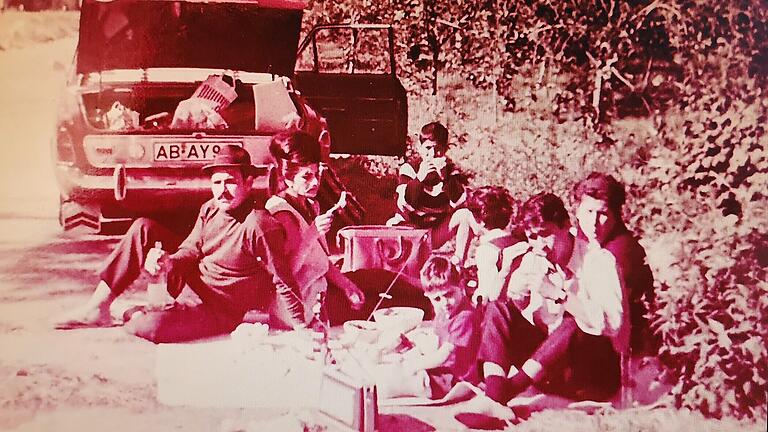 36 Stunden war die achtköpfige Truppe - Vitos Familie und Freunde - unterwegs, um nach Italien zu fahren. Sie machten Rast am Straßenrand. - 36 Stunden war die achtköpfige Truppe - Vitos Familie und Freunde - unterwegs, um nach Italien zu fahren. Sie machten Rast am Straßenrand. 36 Stunden war die achtköpfige Truppe - Vitos Familie und Freunde - unterwegs, um nach Italien zu fahren. Sie machten Rast am Straßenrand. - 36 Stunden war die achtköpfige Truppe - Vitos Familie und Freunde - unterwegs, um nach Italien zu fahren. Sie machten Rast am Straßenrand.