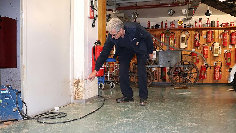 Im Keller des Feuerwehrhauses zeigt Stadtbrandinspektor Matthias Gernert die Marke, bis zu der das Wasser stand. Die Tür führt direkt zur Tiefgarage.