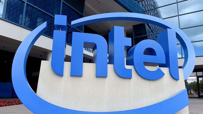 Intel-Logo       -  Der einstige Branchenpionier Intel kämpft mit Geldsorgen und muss sparen.