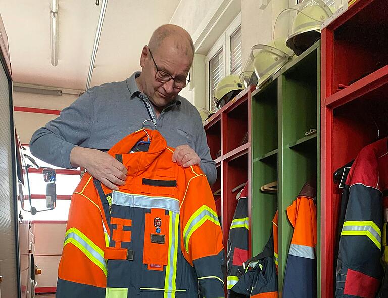 Wilhelm Weimer vor seinem Spind im Feuerwehrgerätehaus. Der Name ist schon abgekratzt. Wilhelm Weimer vor seinem Spind im Feuerwehrgerätehaus. Der Name ist schon abgekratzt.