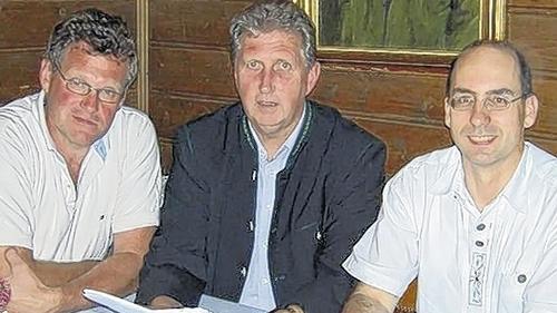 Bei de Gründungsversammlung der neuen Firma: Roland Hack, der Erzeugergemeinschaftsvorsitzende Karl Schön und Stefan Heinrich als Vertreter der Bayernhof GmbH.