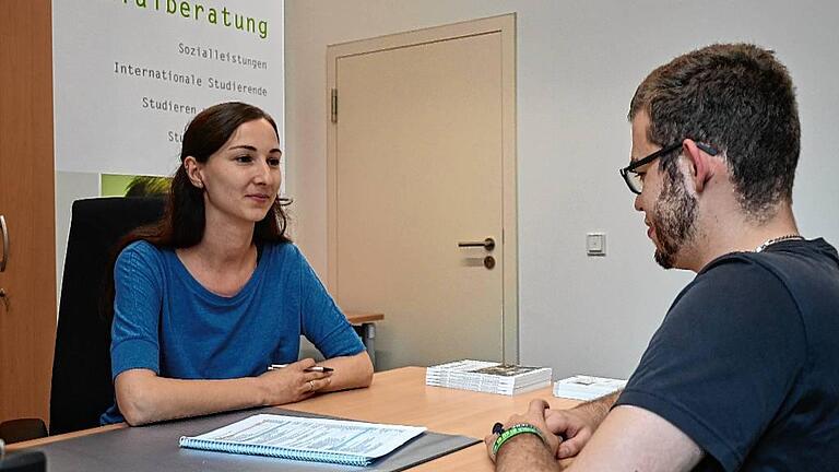 Andrea Keller berät im BIF bei sozialen Problemen. Andrea Keller berät im BIF bei sozialen Problemen.