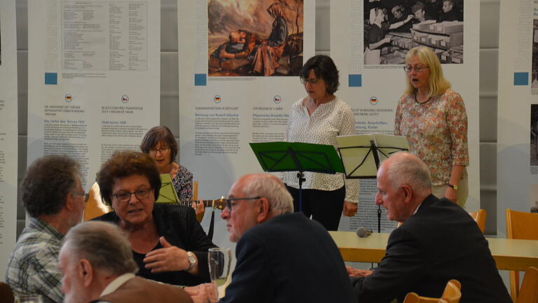 70 Jahre Riesengebirgler Heimatkreis Trautenau. Im Bild von links:&nbsp;Hans-Peter Dörr (1. Vorsitzender Ackermann-Gemeinde Bistum Würzburg), Hans Wimmer (Heimatortsbetreuer Klein-Aupa), Barbara Stamm (Landtagspräsidentin a.D.), Günther Rinke (Vorsitzender der Landsmannschaft der Oberschlesier Kreisgruppe Würzburg), Ehrenvorsitzender Werner Haase). Im Hintergrund das Trio „Veitshöchheimer Allerlei.