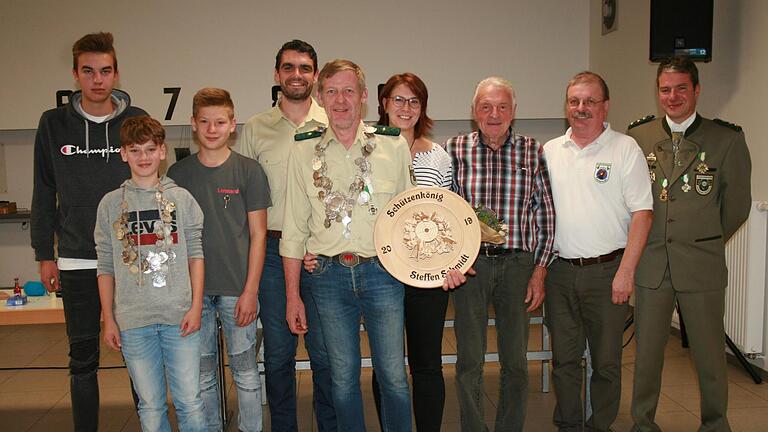 Die Könige und ihre Ritter: Nick Schlesiger (von links), Philip Wieschal, Lennard Schmidt, Thomas Müller, Steffen Schmidt und seine Schützenliesl Tamara Schmidt, Rudi Schmidt, Willi Wolf und Schützenmeister Alexander Wehner.  Fotos: Gabi Sell       -  Die Könige und ihre Ritter: Nick Schlesiger (von links), Philip Wieschal, Lennard Schmidt, Thomas Müller, Steffen Schmidt und seine Schützenliesl Tamara Schmidt, Rudi Schmidt, Willi Wolf und Schützenmeister Alexander Wehner.  Fotos: Gabi Sell