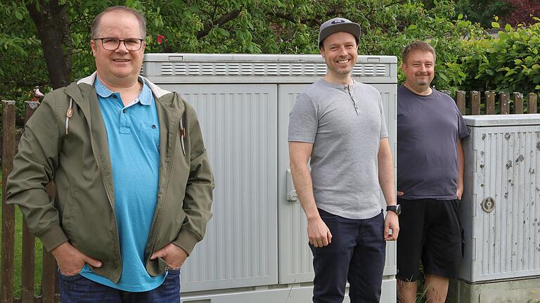 Nun soll es doch schnelles Internet für Prappach geben. Nach Bekanntgabe der Einigung zwischen der Telekom und schnell-im-netz.de trafen sich der Vorsitzende des Vereins 'Wir in Prappach', Jochen Hübschmann (links), und sein Stellvertreter Michael Eller (Mitte) mit Mirco Burger (rechts), der vor sieben Jahren mit einer Plakataktion den Stein ins Rollen gebracht hatte, vor dem alten Kabelverzweiger (KVZ) der Telekom (rechts) und dem neuen Multifunktionsgehäuse (MFG). Nun soll es doch schnelles Internet für Prappach geben. Nach Bekanntgabe der Einigung zwischen der Telekom und schnell-im-netz.de trafen sich der Vorsitzende des Vereins 'Wir in Prappach', Jochen Hübschmann (links), und sein Stellvertreter Michael Eller (Mitte) mit Mirco Burger (rechts), der vor sieben Jahren mit einer Plakataktion den Stein ins Rollen gebracht hatte, vor dem alten Kabelverzweiger (KVZ) der Telekom (rechts) und dem neuen Multifunktionsgehäuse (MFG).