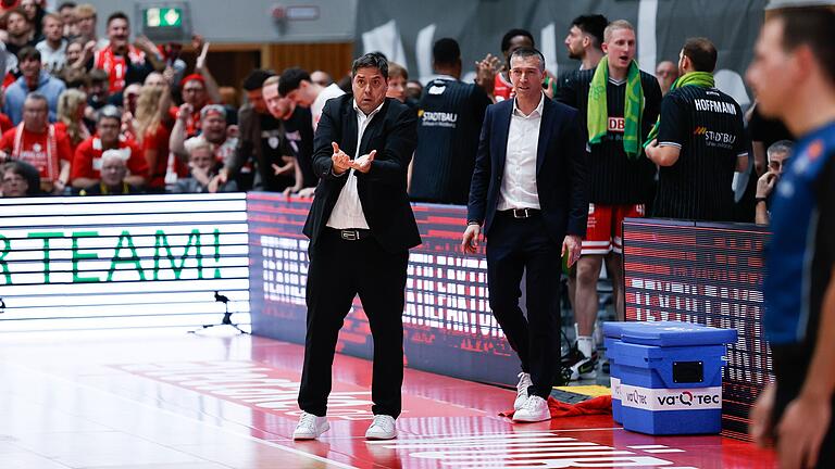 Headcoach Sasa Filipovski und Co-Trainer Dejan Mihevc hoffen auf einen Heimsieg der Würzburg Baskets gegen ratiopharm Ulm.