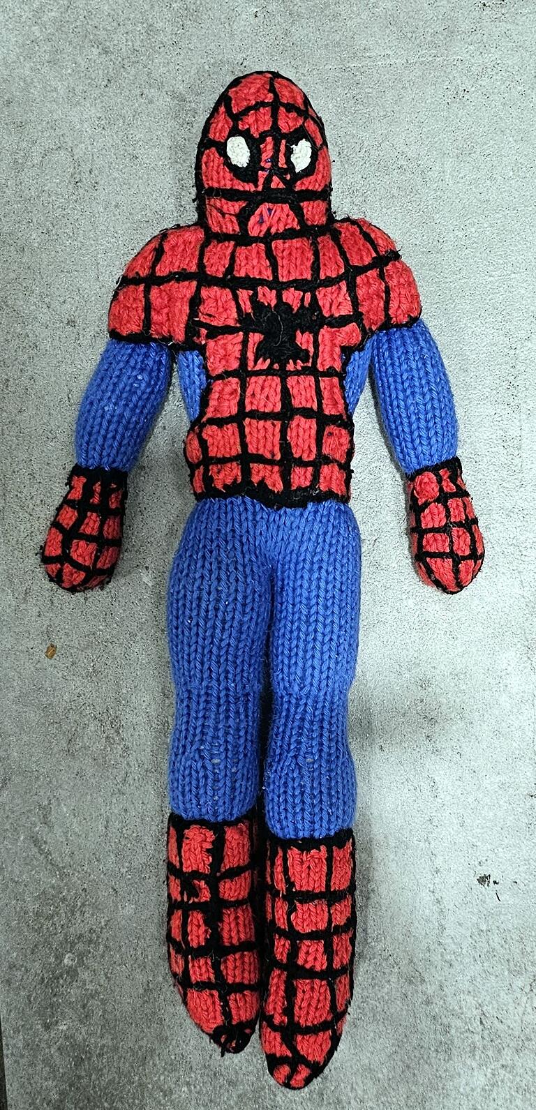 Ein besonderes Einzelstück: Diese Spiderman-Figur strickte Bärbel Hertrampf für den Enkel von Bekannten.