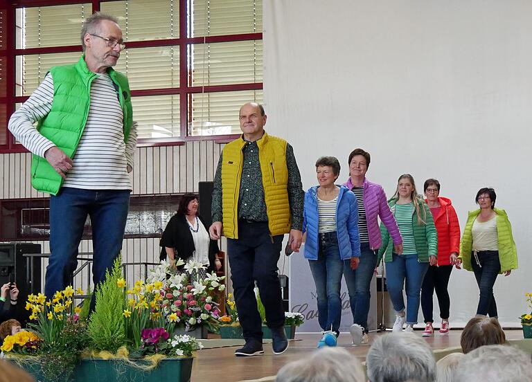 Bei der Modenschau von Galeria Kaufhof Würzburg wurden bunte Steppjacken präsentiert. Von links: Karl Barthel, Alfons Baumann, Martina Wild, Susanne Gersitz, Katharina Beck, Jutta Löber und Margarete Barthel.