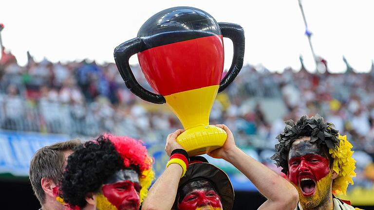 Deutschland Fans - Die deutschen Fans träumten beim letzten Gruppenspiel in Frankfurt schon vom EM-Pokal. Deutschland Fans - Die deutschen Fans träumten beim letzten Gruppenspiel in Frankfurt schon vom EM-Pokal.
