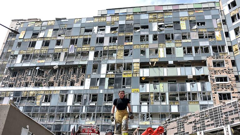 Ukraine-Krieg - Kiew nach Angriff auf Kinderkrankenhaus       -  Es entstanden schwere Schäden an der Fassade des großen Kinderkrankenhauses. (Archivbild)