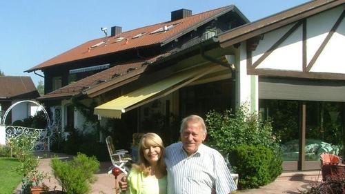 Der Jubilar vor seinem Domizil: Der ehemalige Top-Manager Dr. Roland Mecklinger wird heute 70. Das Bild zeigt ihn mit seiner Frau Petra Stumpf-Mecklinger vor dem Buchenhof bei Hausen.       -  Der Jubilar vor seinem Domizil: Der ehemalige Top-Manager Dr. Roland Mecklinger wird heute 70. Das Bild zeigt ihn mit seiner Frau Petra Stumpf-Mecklinger vor dem Buchenhof bei Hausen.