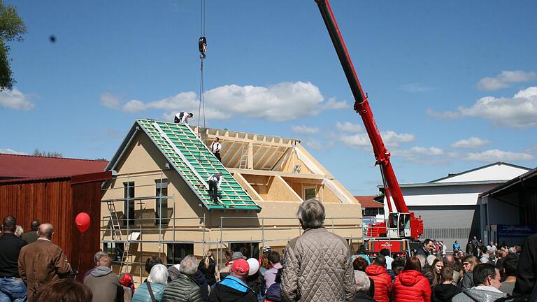 In zwei Stunden und 14 Minuten bauten die Handwerker bei der Showmontage ein Haus.  Foto: Gabriele Sell       -  In zwei Stunden und 14 Minuten bauten die Handwerker bei der Showmontage ein Haus.  Foto: Gabriele Sell